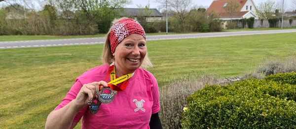 Kristina som Pink Dragon med medalj om halsen